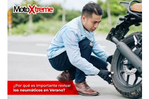 Hombre revisando la presión de sus neumáticos de moto
